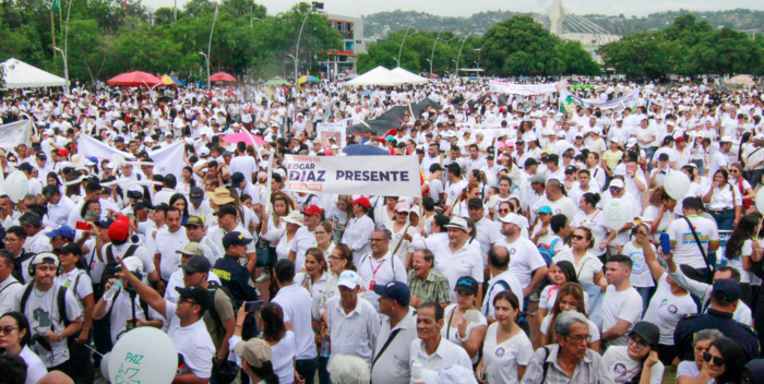 AME2653. CÚCUTA (COLOMBIA), 29/10/2024.- Personas participan en una movilización en contra de la violencia este martes, en Cúcuta (Colombia). La marcha 'Por la paz y la seguridad' fue convocada por el alcalde de Cúcuta, Jorge Acevedo, y apoyada por una multitud de ciudadanos, gremios e instituciones, que recorrieron algunas de las principales calles de la ciudad con pancartas para pedir paz y tranquilidad. EFE/ Mario Caicedo