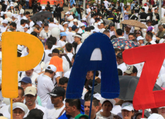 AME2646. CÚCUTA (COLOMBIA), 29/10/2024.- Personas participan en una movilización en contra de la violencia este martes, en Cúcuta (Colombia). La marcha 'Por la paz y la seguridad' fue convocada por el alcalde de Cúcuta, Jorge Acevedo, y apoyada por una multitud de ciudadanos, gremios e instituciones, que recorrieron algunas de las principales calles de la ciudad con pancartas para pedir paz y tranquilidad. EFE/ Mario Caicedo