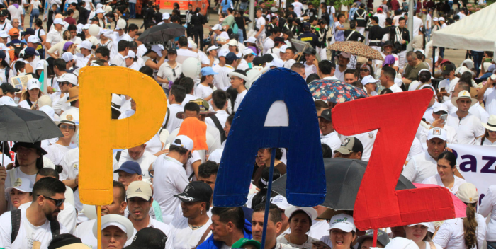 AME2646. CÚCUTA (COLOMBIA), 29/10/2024.- Personas participan en una movilización en contra de la violencia este martes, en Cúcuta (Colombia). La marcha 'Por la paz y la seguridad' fue convocada por el alcalde de Cúcuta, Jorge Acevedo, y apoyada por una multitud de ciudadanos, gremios e instituciones, que recorrieron algunas de las principales calles de la ciudad con pancartas para pedir paz y tranquilidad. EFE/ Mario Caicedo