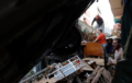 FOTODELDÍA ALFAFAR (VALENCIA), 01/11/2024.- Vecino y personas de diversas comunidades autónomas trabajan como voluntarios para restablecer la normalidad en Alfafar (Valencia), este viernes. La búsqueda de desaparecidos, la identificación de víctimas mortales, las tareas de limpieza y la reparación de infraestructuras continúan tres días después de las inundaciones que han asolado la provincia de Valencia, en una jornada en la que el Gobierno envía a 500 militares más, que se sumarán a las 1.200 efectivos de la Unidad Militar de Emergencias (UME), para actuar en Utiel, Requena, Riba-roja, Torrent, Paiporta y Algemesí. EFE/ Kai Försterling