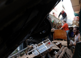 FOTODELDÍA ALFAFAR (VALENCIA), 01/11/2024.- Vecino y personas de diversas comunidades autónomas trabajan como voluntarios para restablecer la normalidad en Alfafar (Valencia), este viernes. La búsqueda de desaparecidos, la identificación de víctimas mortales, las tareas de limpieza y la reparación de infraestructuras continúan tres días después de las inundaciones que han asolado la provincia de Valencia, en una jornada en la que el Gobierno envía a 500 militares más, que se sumarán a las 1.200 efectivos de la Unidad Militar de Emergencias (UME), para actuar en Utiel, Requena, Riba-roja, Torrent, Paiporta y Algemesí. EFE/ Kai Försterling